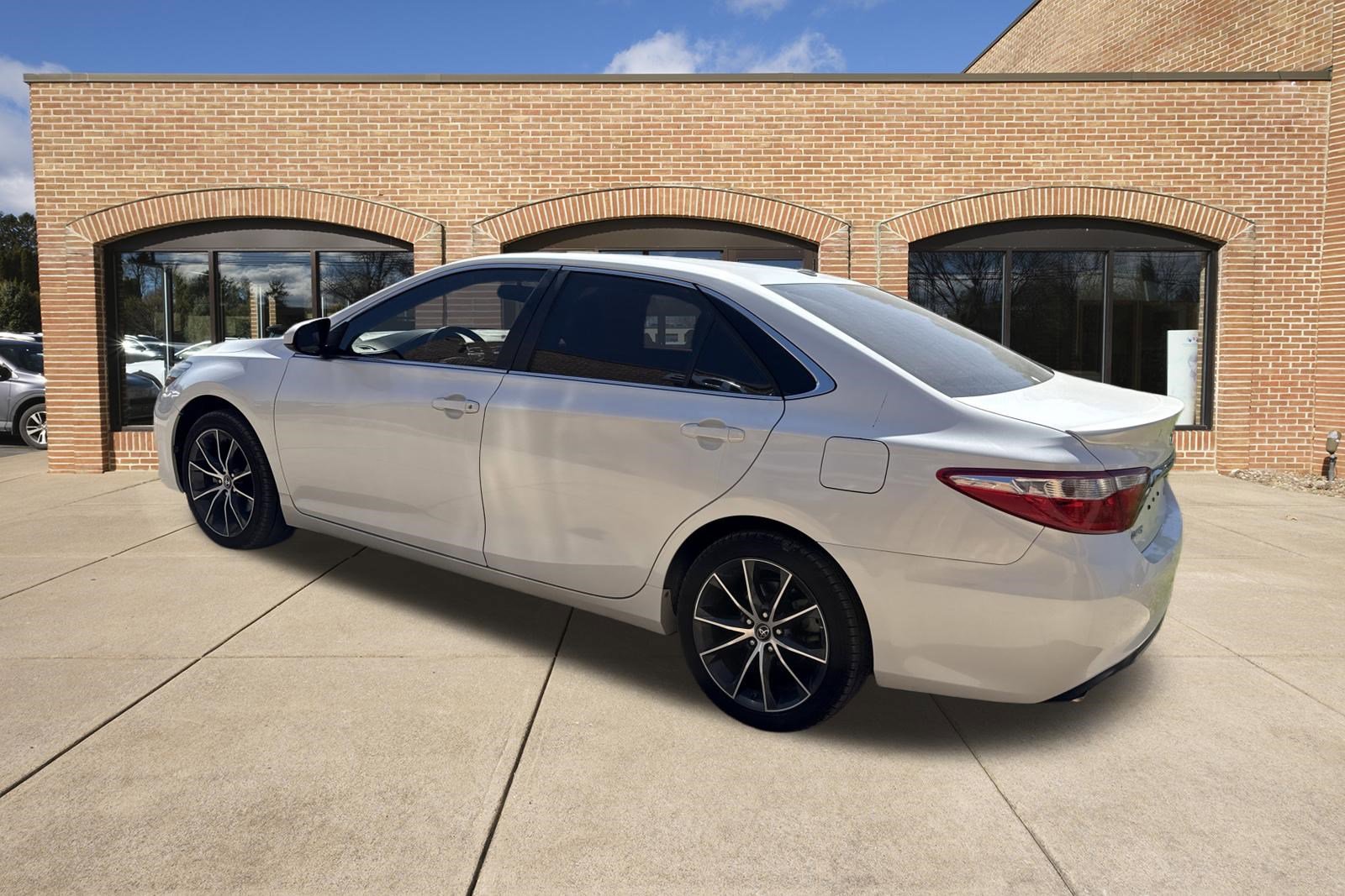 Used 2016 Toyota Camry XSE FWD image 5