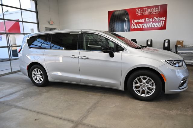 Used 2024 Chrysler Pacifica Touring-L FWD image 4