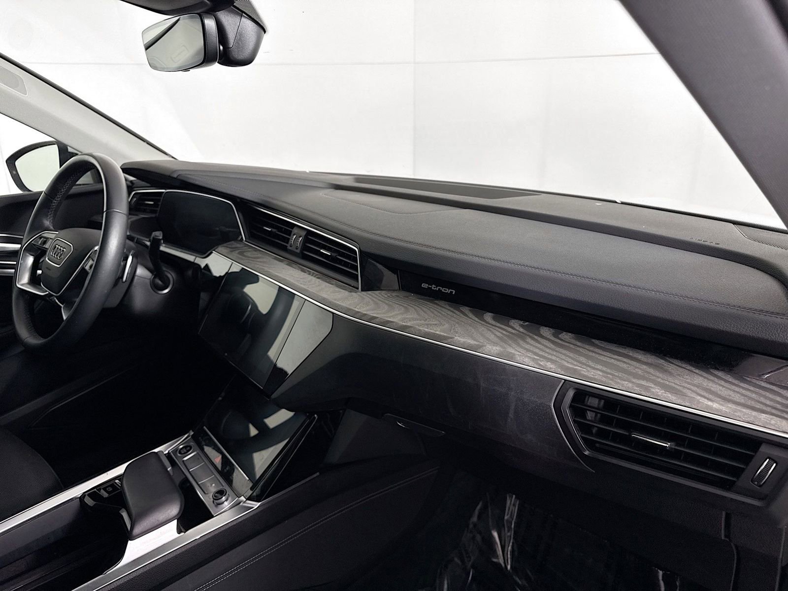 Used 2022 Audi e-tron Premium Plus image 29