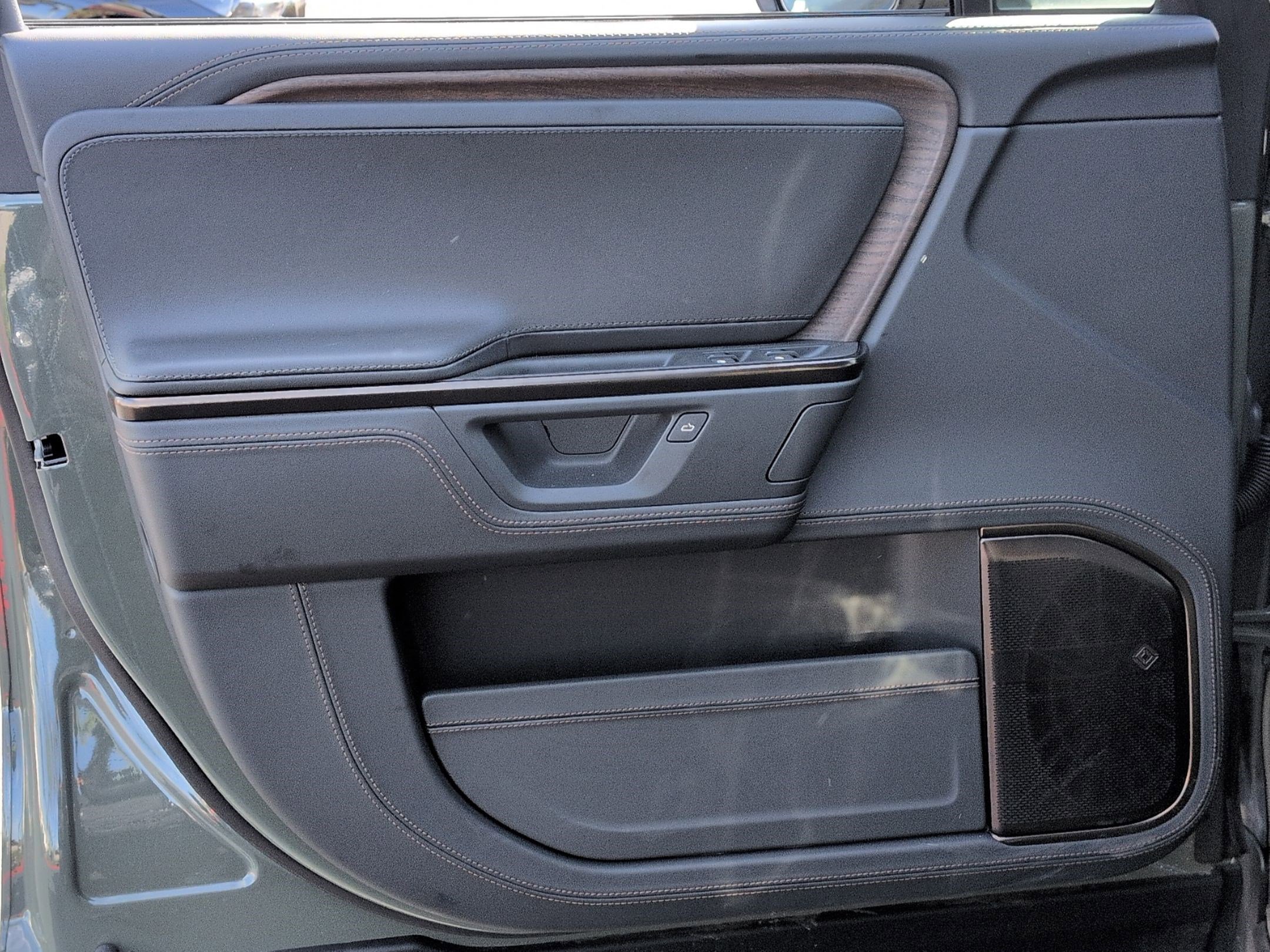 Used 2026 Rivian R1S Premium AWD/4WD image 14
