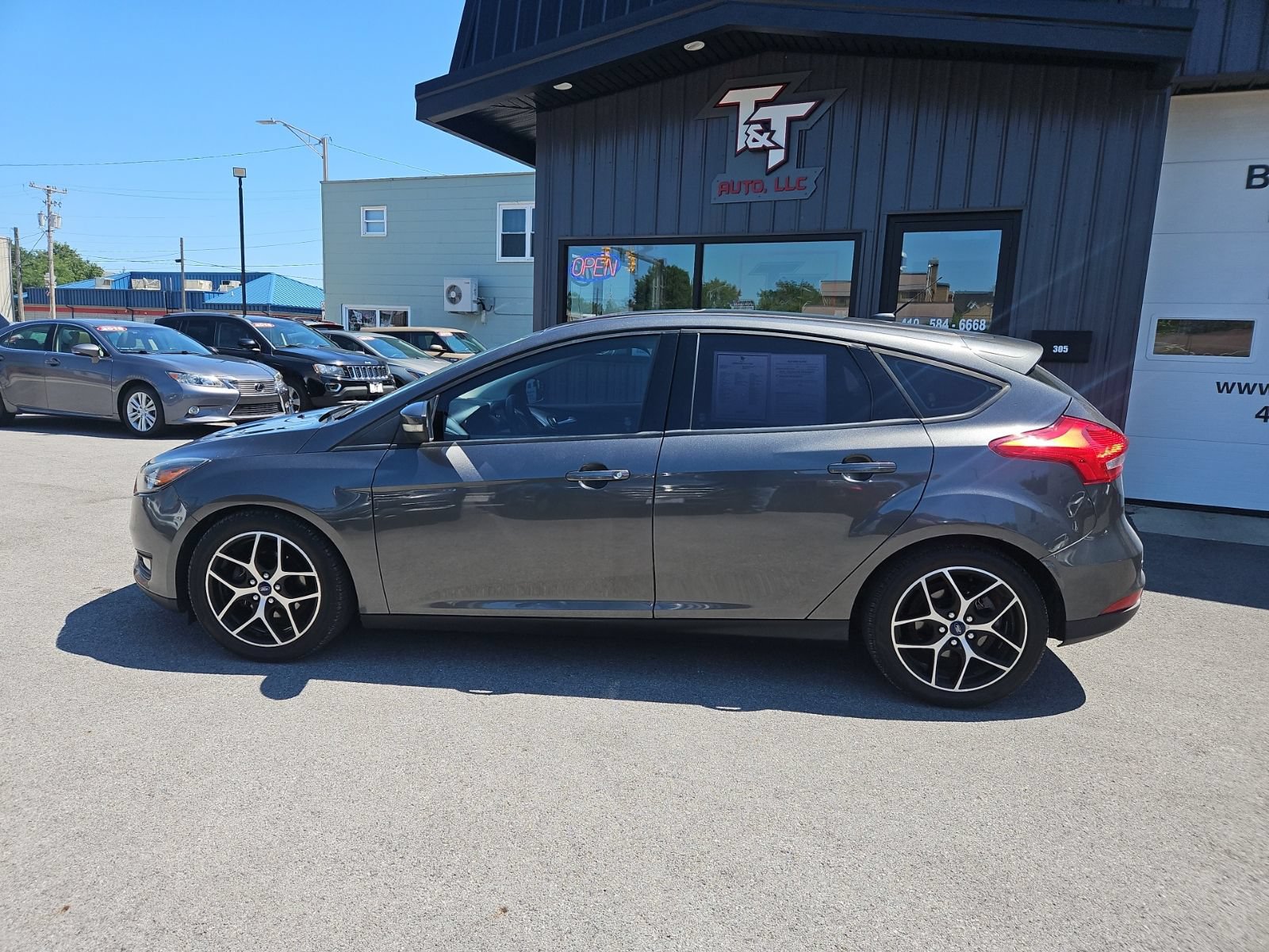 Used 2018 Ford Focus SEL w/ Cold Weather Package FWD image 3