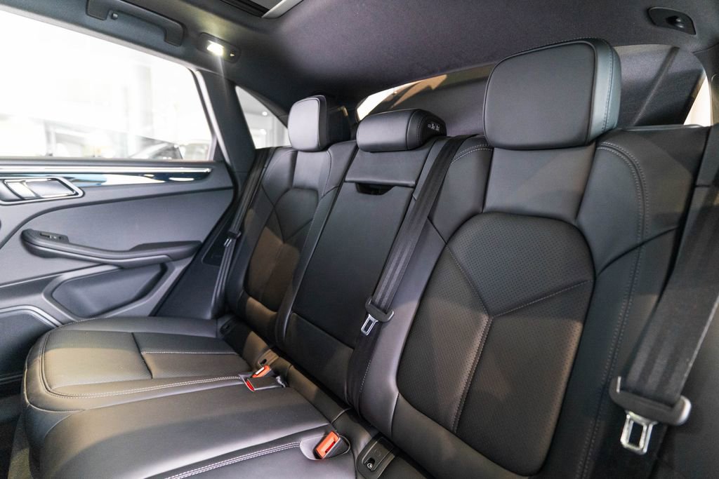 Certified 2026 Porsche Macan S AWD/4WD image 34