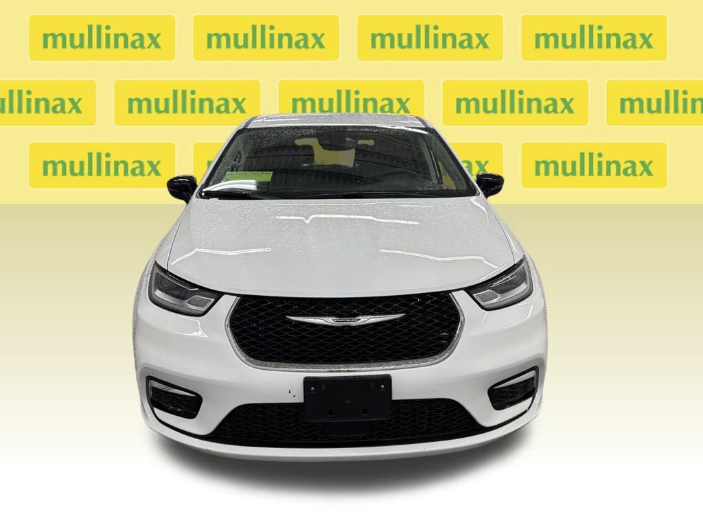 Used 2024 Chrysler Pacifica Touring-L image 15