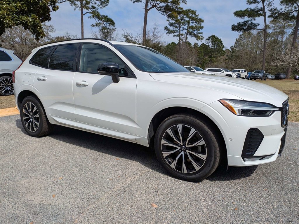 Used 2023 Volvo XC60 B5 Plus image 2