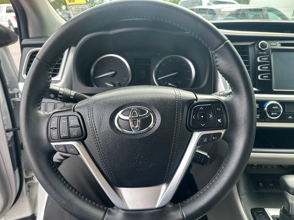 Used 2019 Toyota Highlander XLE FWD image 14
