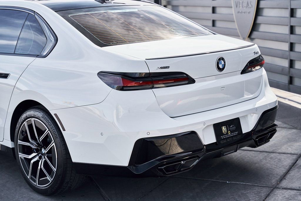 Used 2025 BMW 760i xDrive w/ Premium Package image 9