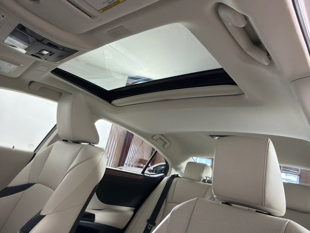 Used 2025 Lexus ES 300h w/ Premium Package image 2