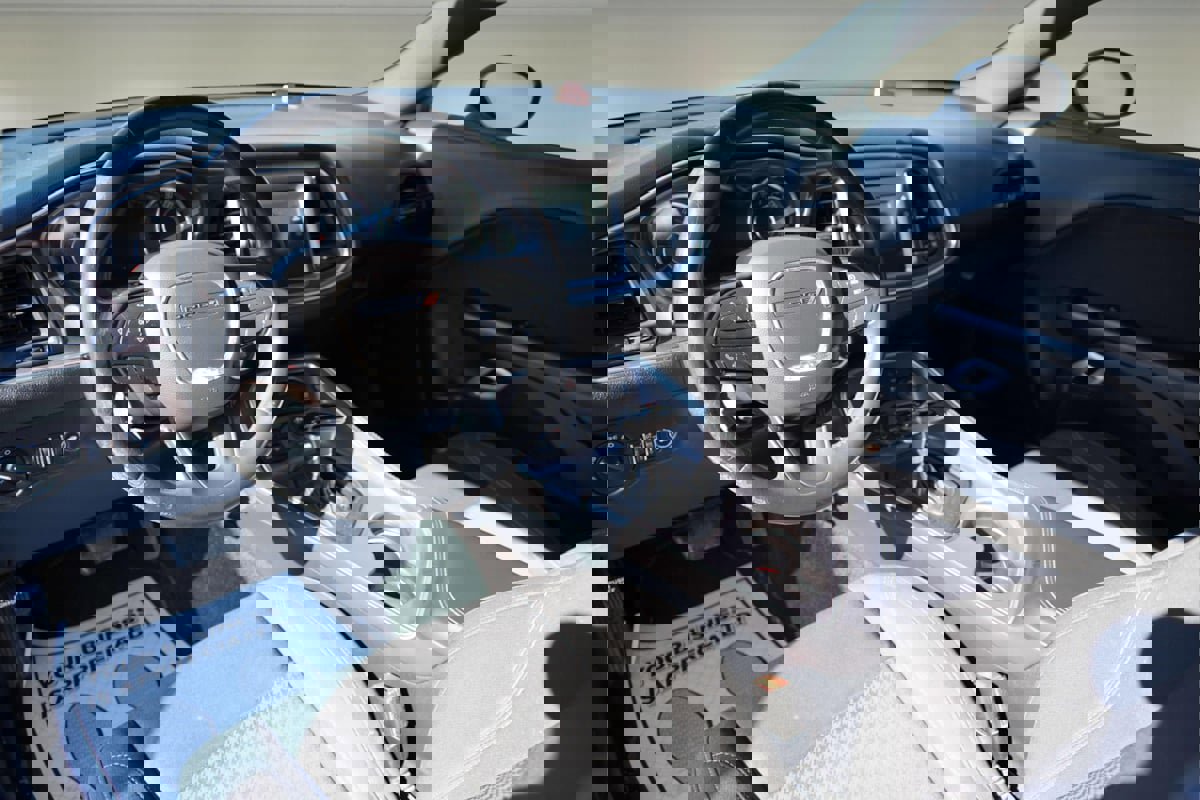 Used 2015 Dodge Challenger SXT RWD image 7