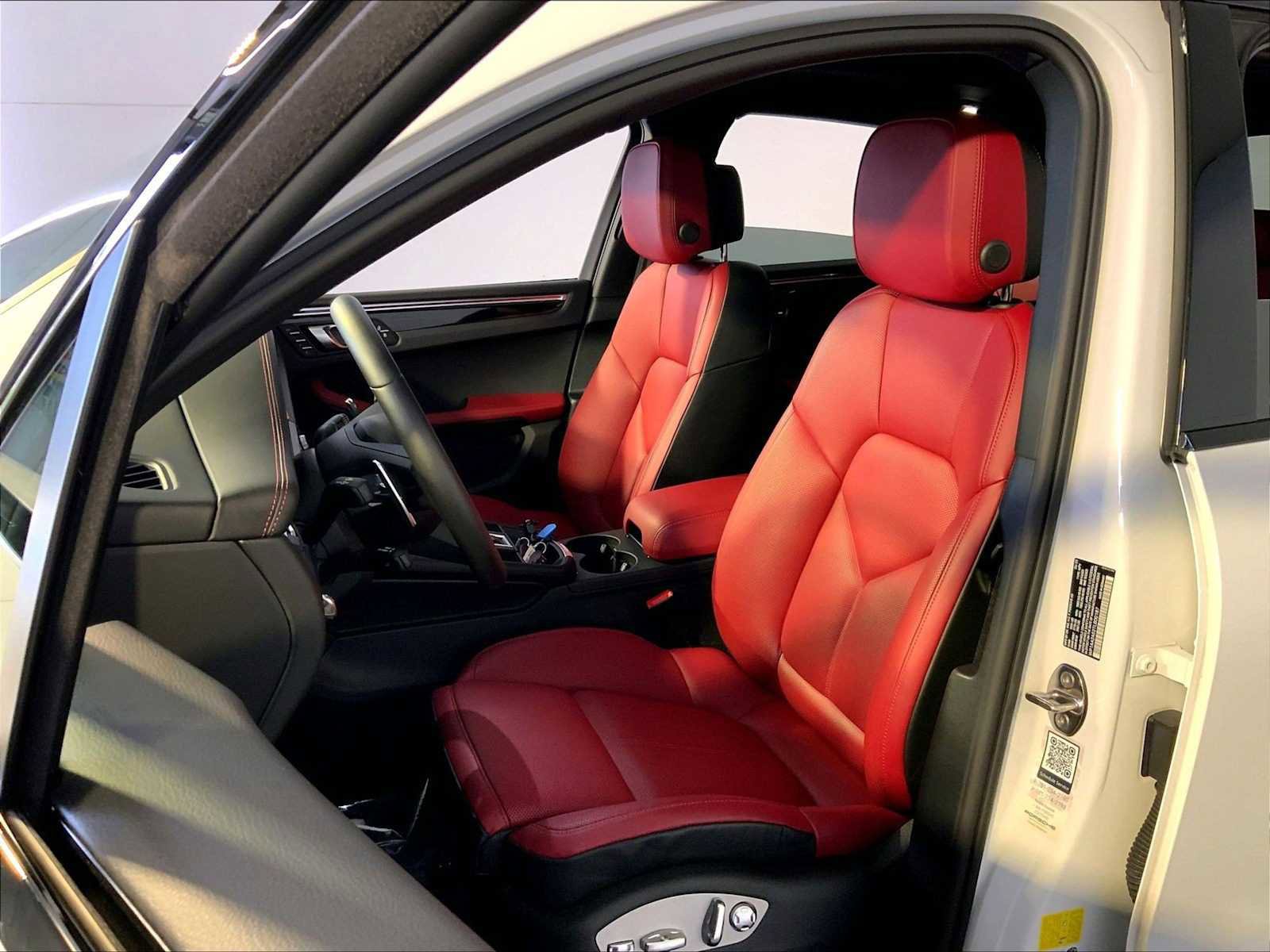 Certified 2026 Porsche Macan AWD/4WD image 5