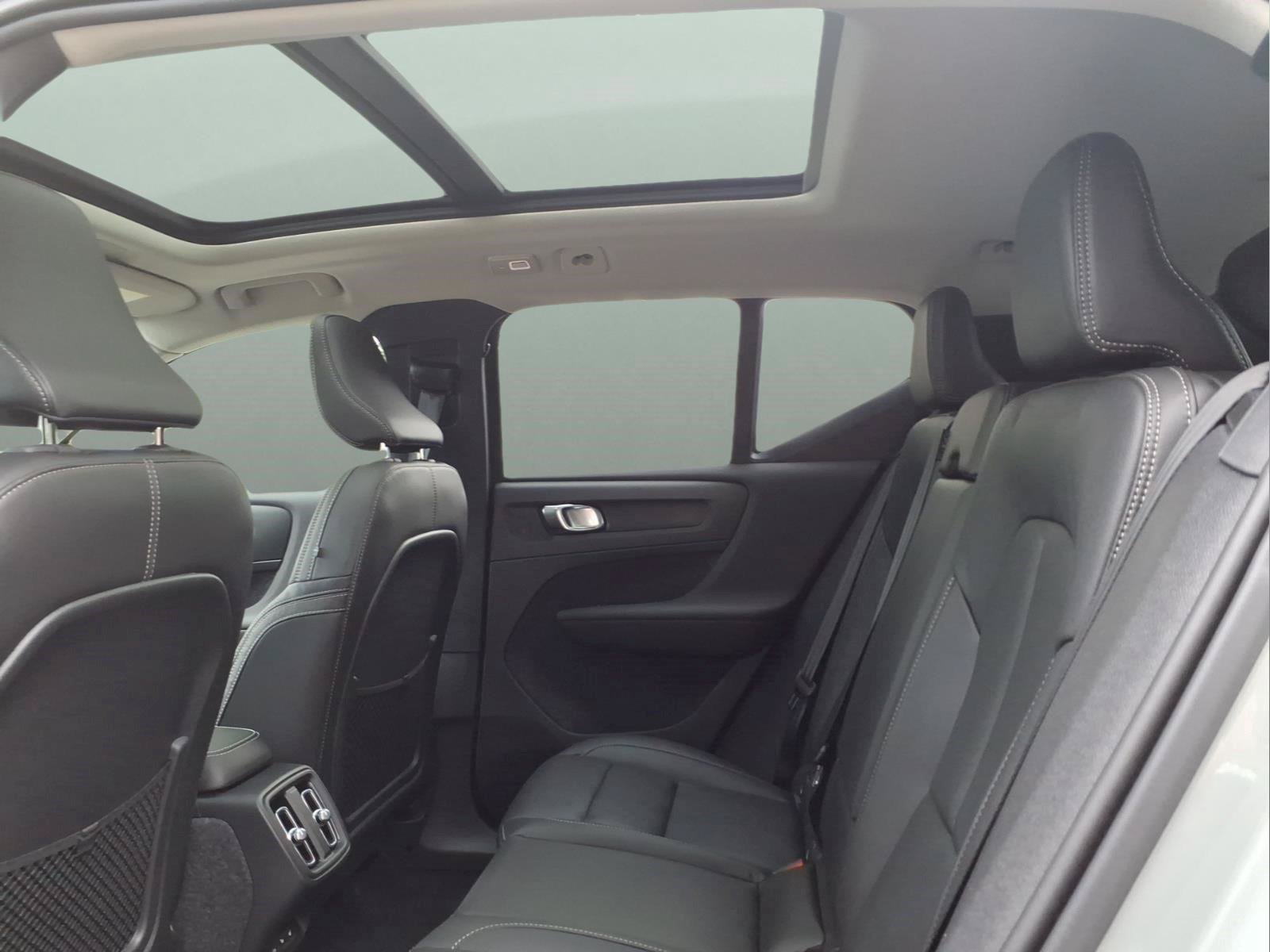 New 2026 Volvo XC40 B5 Plus w/ Climate Package AWD/4WD image 9