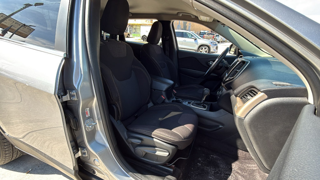 Used 2017 Jeep Cherokee Latitude w/ Comfort & Sound Group FWD image 40