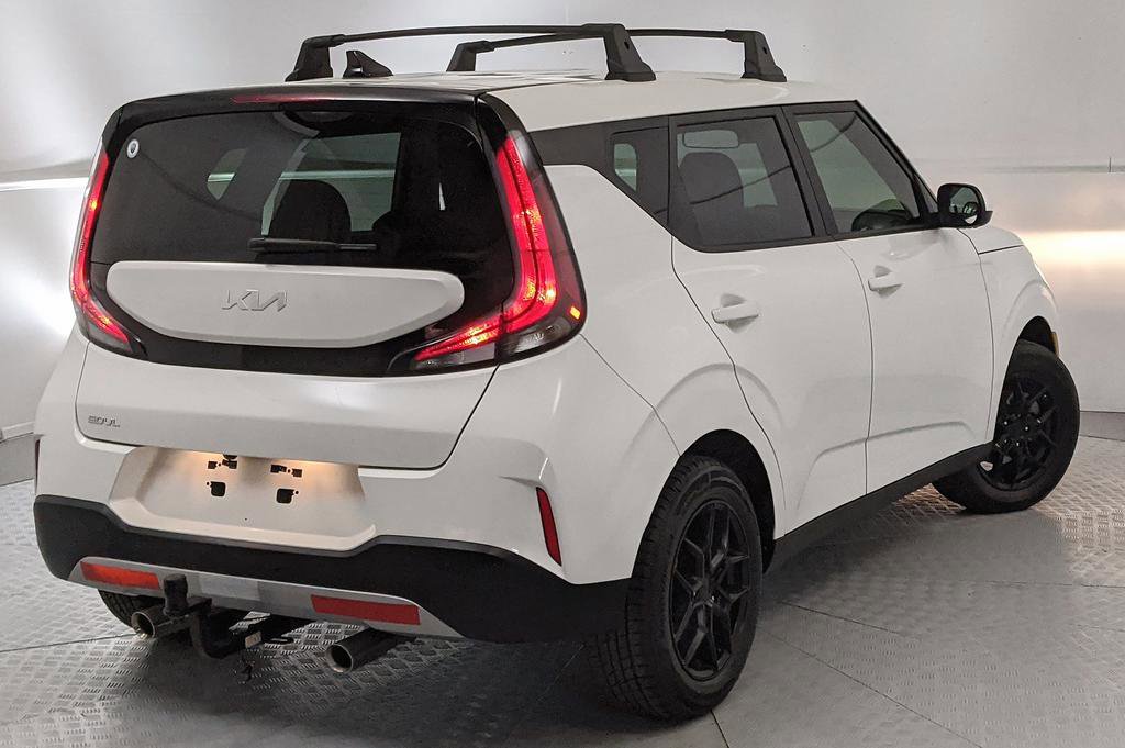 Used 2025 Kia Soul LX FWD image 3
