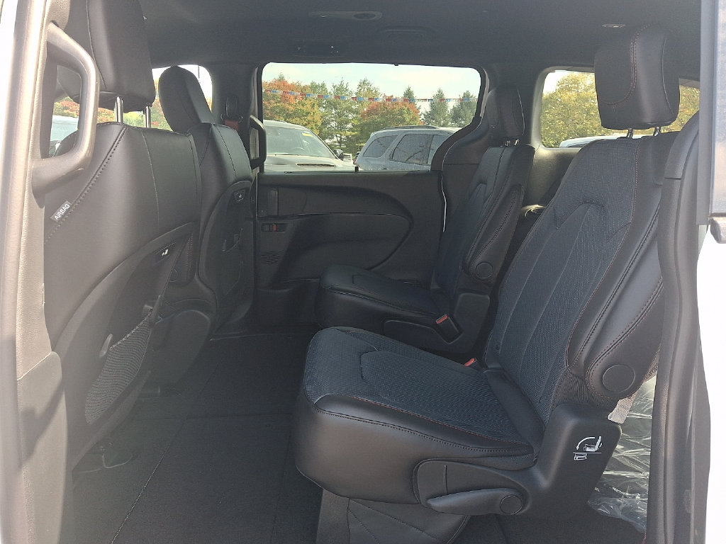New 2027 Chrysler Pacifica Select AWD/4WD image 7