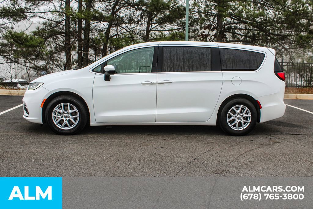 Used 2023 Chrysler Pacifica Touring-L image 7