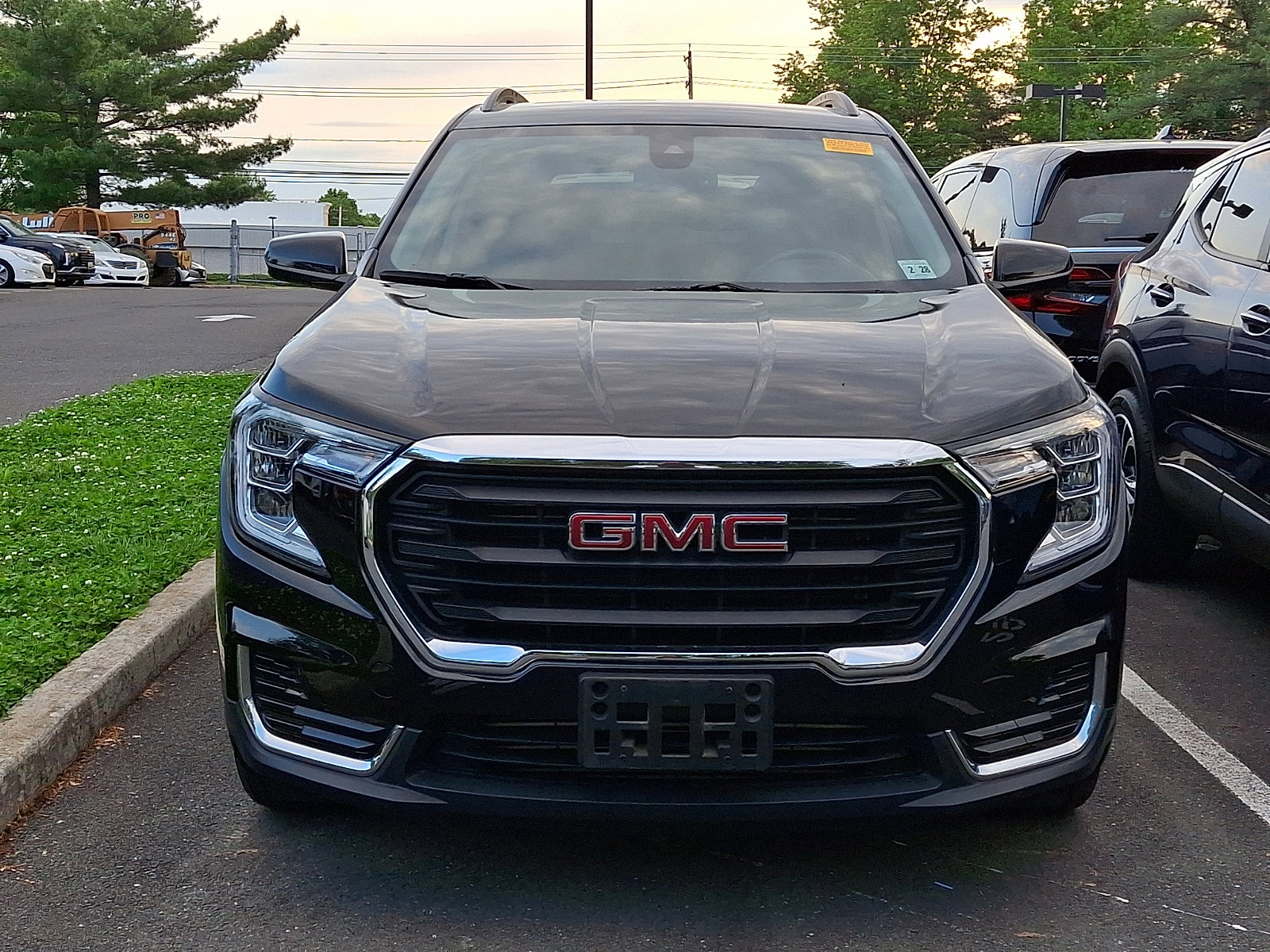Used 2023 GMC Terrain SLE w/ Driver Convenience Package AWD/4WD image 3