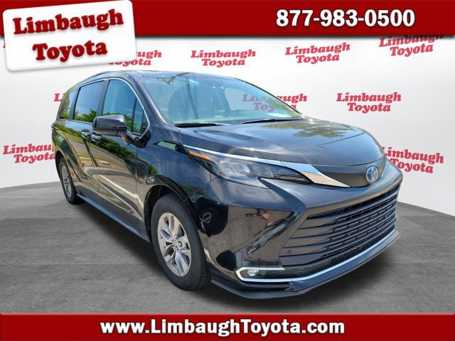 Used 2024 Toyota Sienna XLE FWD image 1