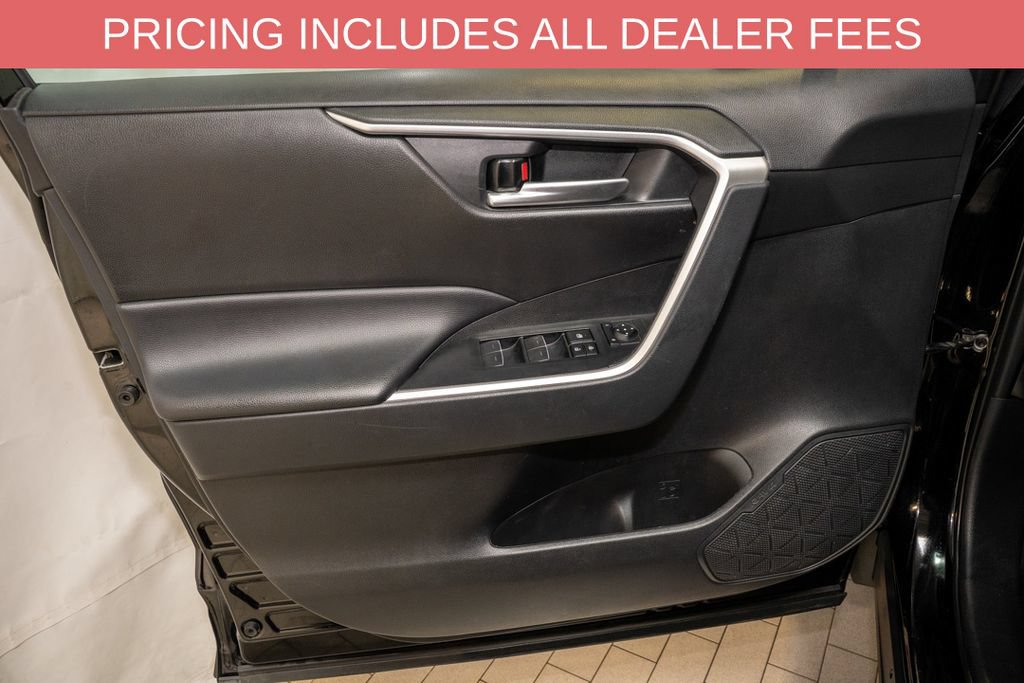 Used 2025 Toyota RAV4 XLE AWD/4WD image 11