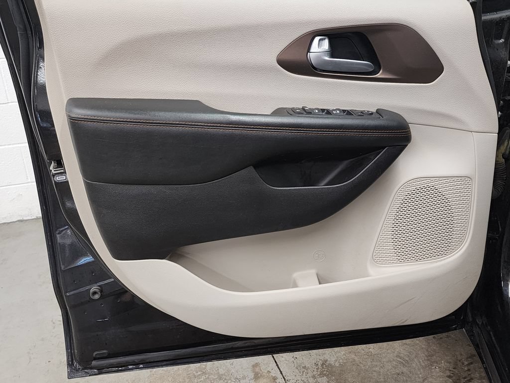 Used 2017 Chrysler Pacifica Touring-L FWD image 9