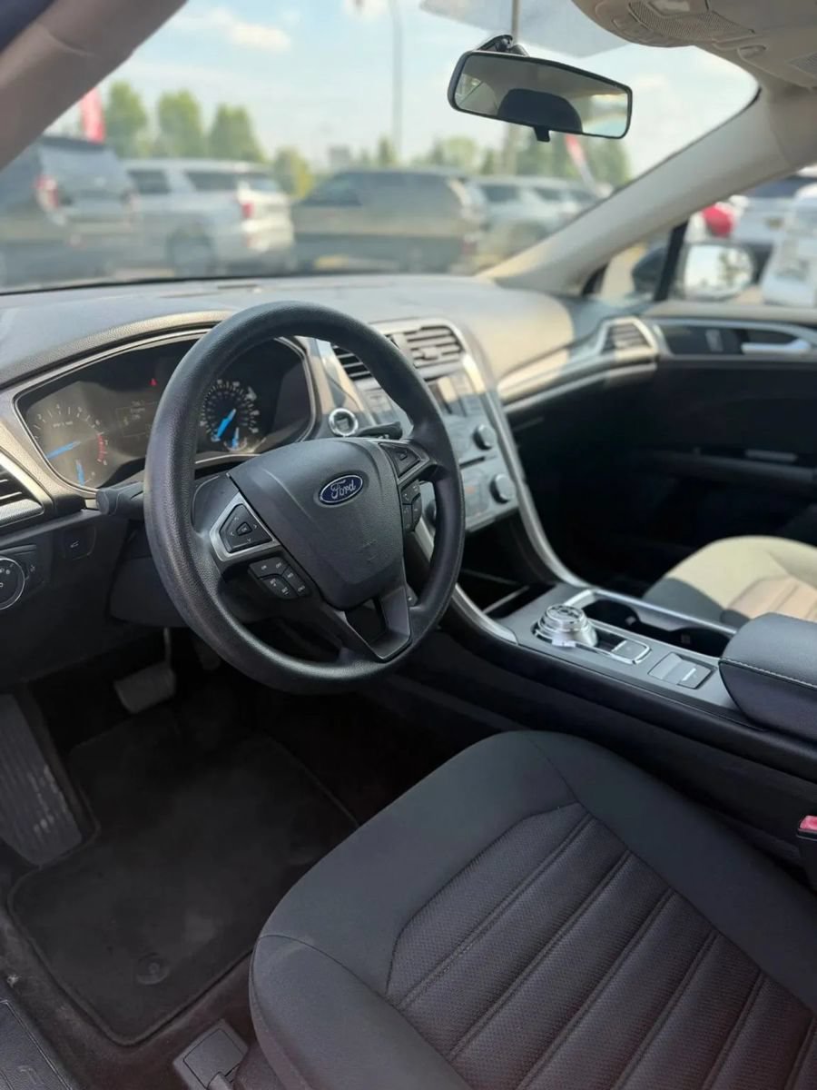 Used 2017 Ford Fusion SE FWD image 9