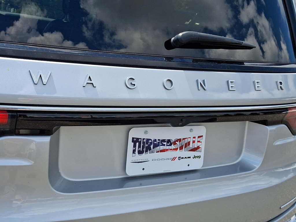 Used 2024 Jeep Wagoneer Series III AWD/4WD image 16