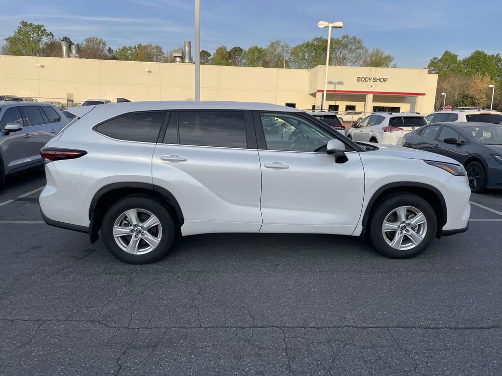 Used 2024 Toyota Highlander LE image 11