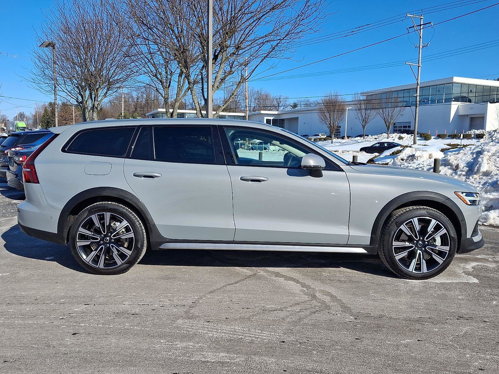 Certified 2025 Volvo V60 B5 Cross Country Ultra image 7