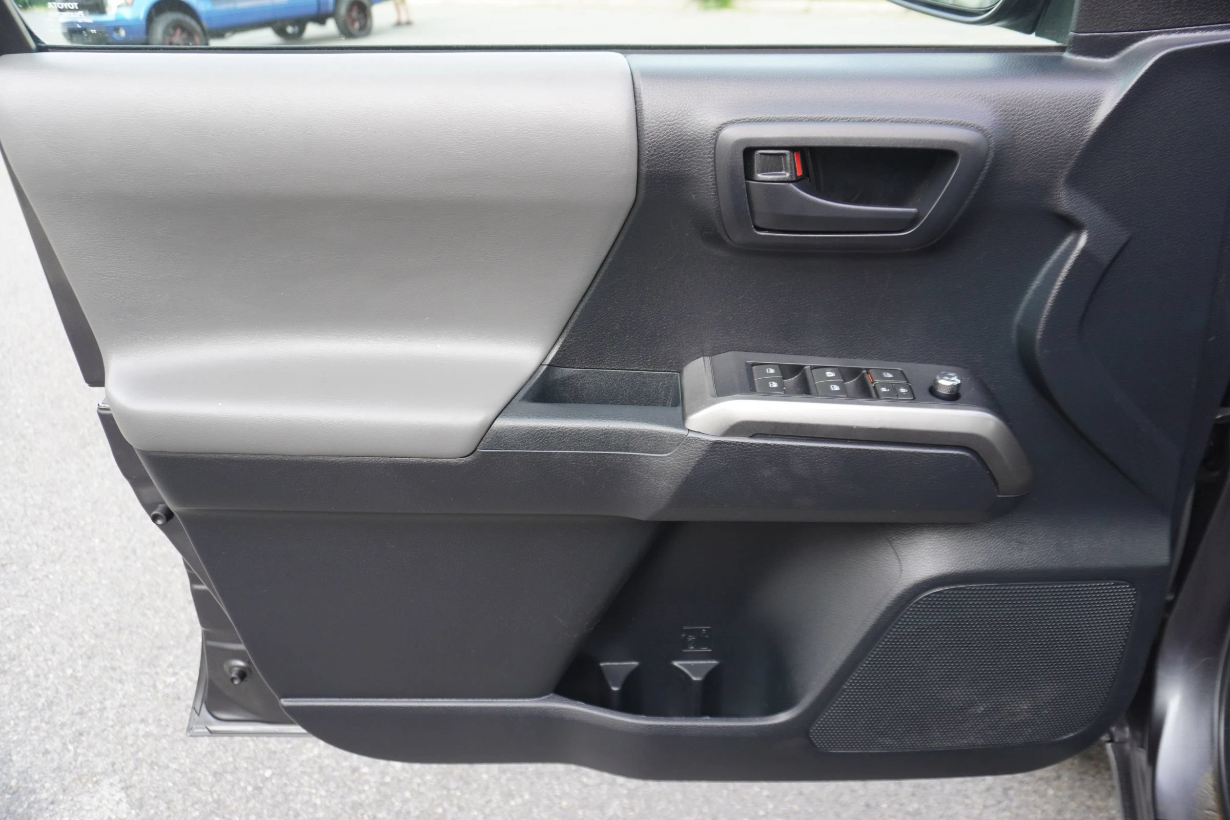 Used 2018 Toyota Tacoma SR5 AWD/4WD image 20