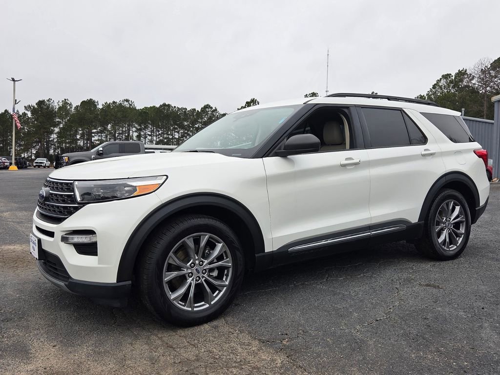 Used 2022 Ford Explorer XLT w/ Equipment Group 202A image 3