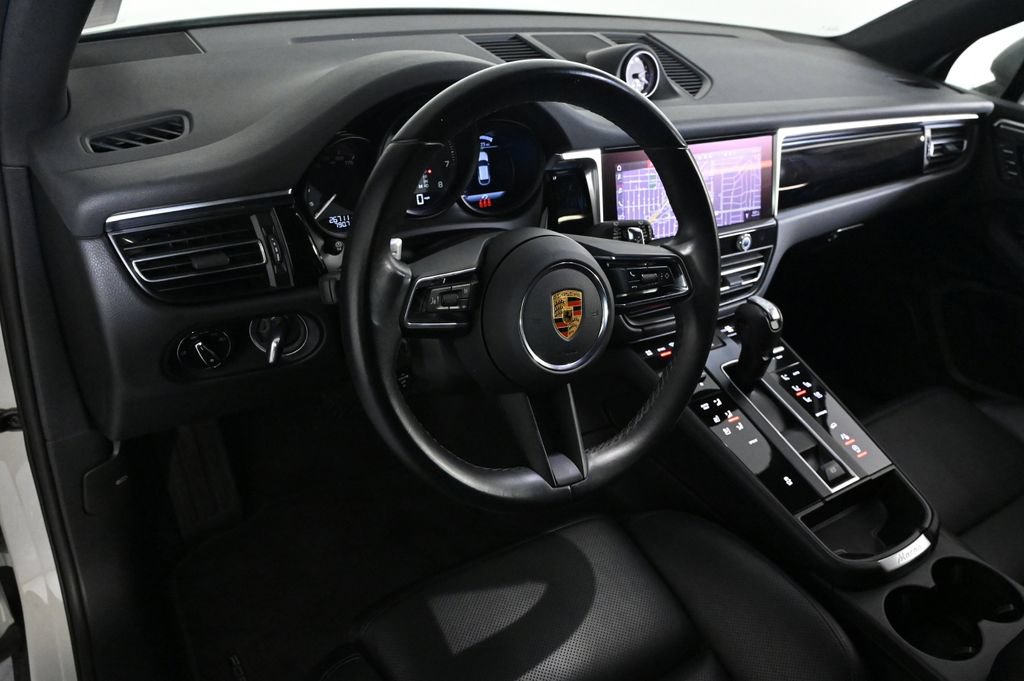 Certified 2023 Porsche Macan AWD/4WD image 4