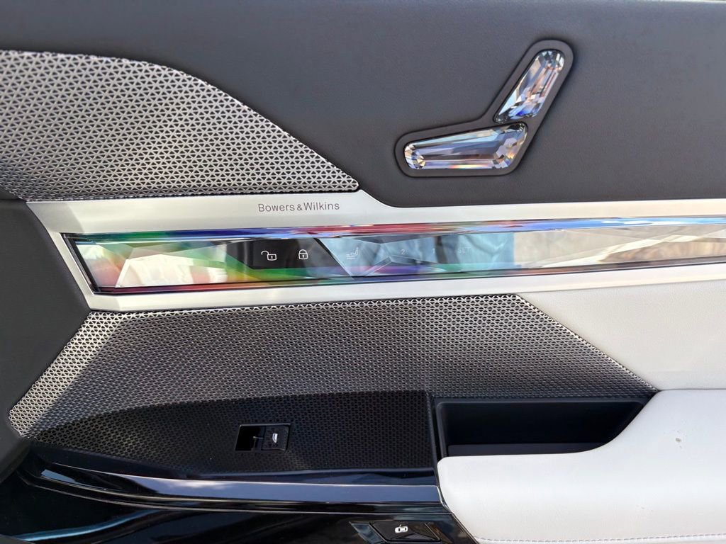 Used 2025 BMW i7 xDrive60 w/ Premium Package image 26