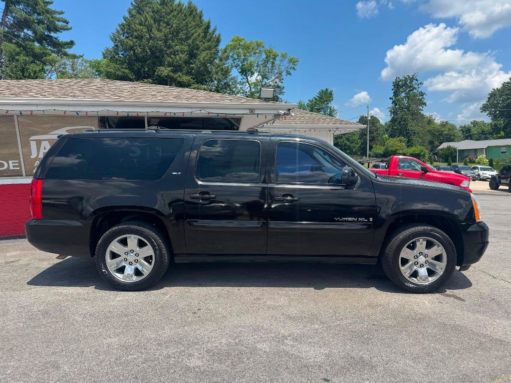 Used 2007 GMC Yukon XL SLT w/ SLT Preferred Equipment Group AWD/4WD image 2