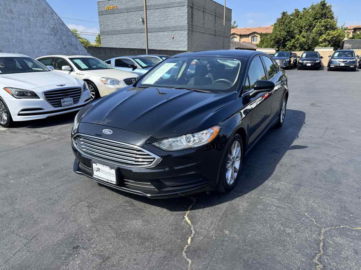Used 2017 Ford Fusion SE w/ Fusion SE Technology Package FWD image 12