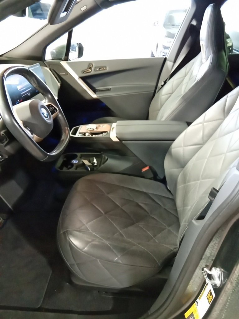 Used 2023 BMW iX xDrive50 w/ Premium Package image 10