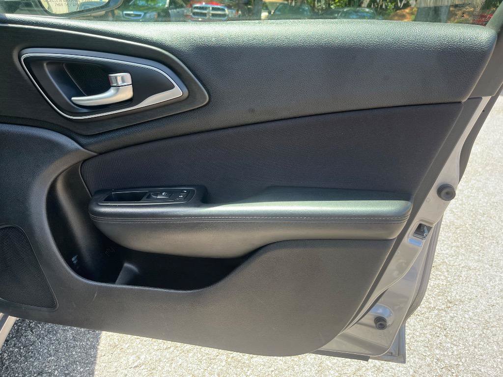 Used 2015 Chrysler 200 Limited FWD image 31