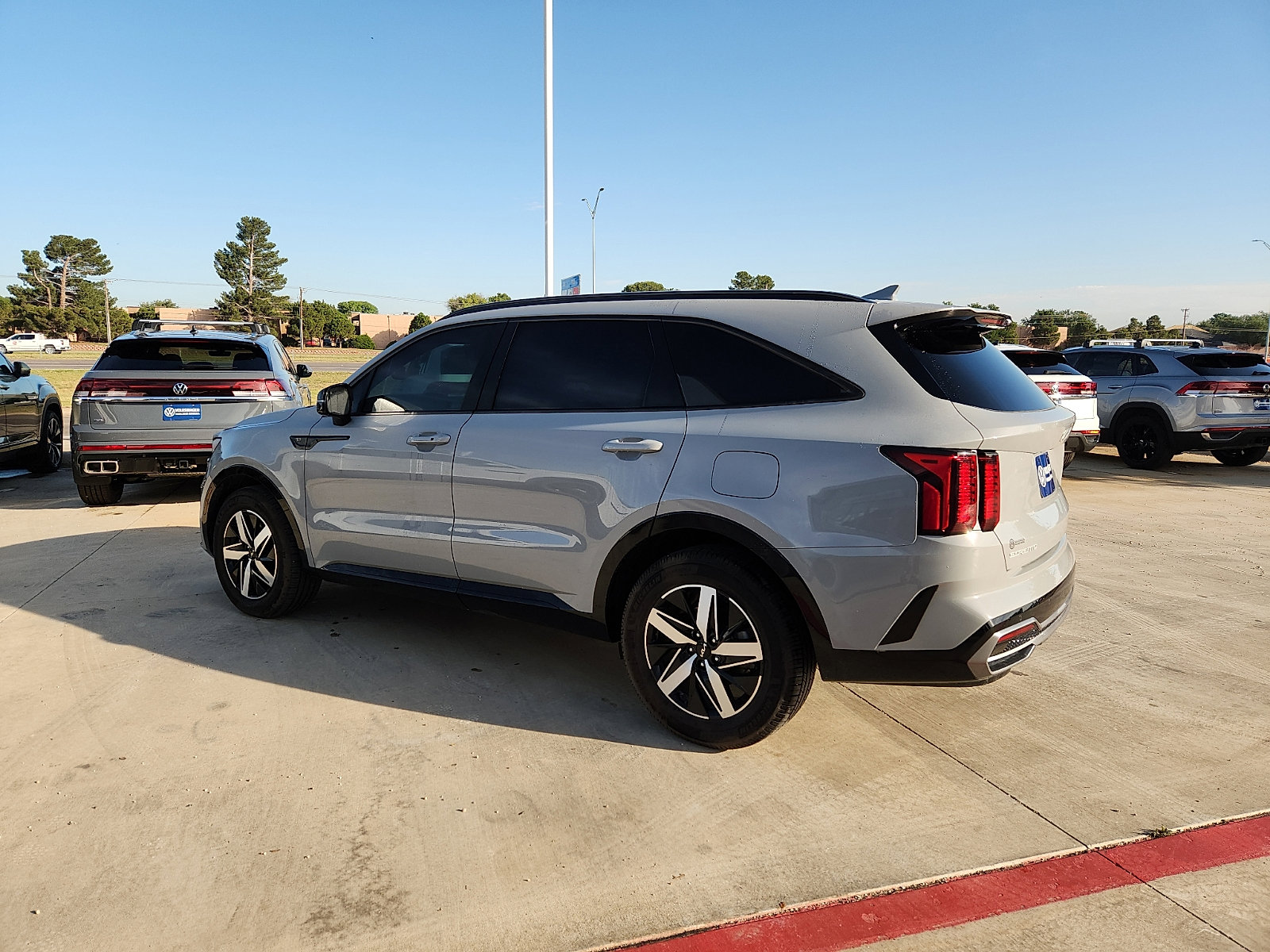 Used 2023 Kia Sorento EX w/ Panoramic Sunroof Package FWD image 4