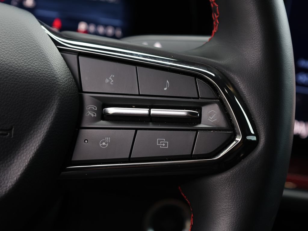 Used 2025 Chevrolet Traverse RS FWD image 41