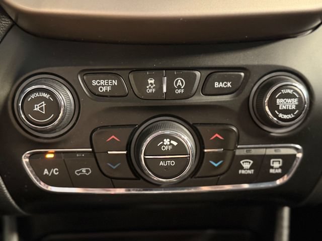 Used 2015 Jeep Cherokee Latitude w/ Comfort/Convenience Group AWD/4WD image 33