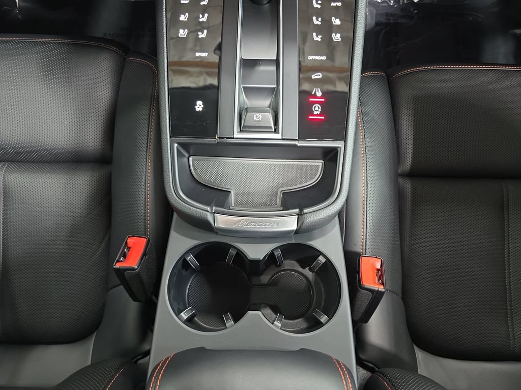 Certified 2025 Porsche Macan AWD/4WD image 20