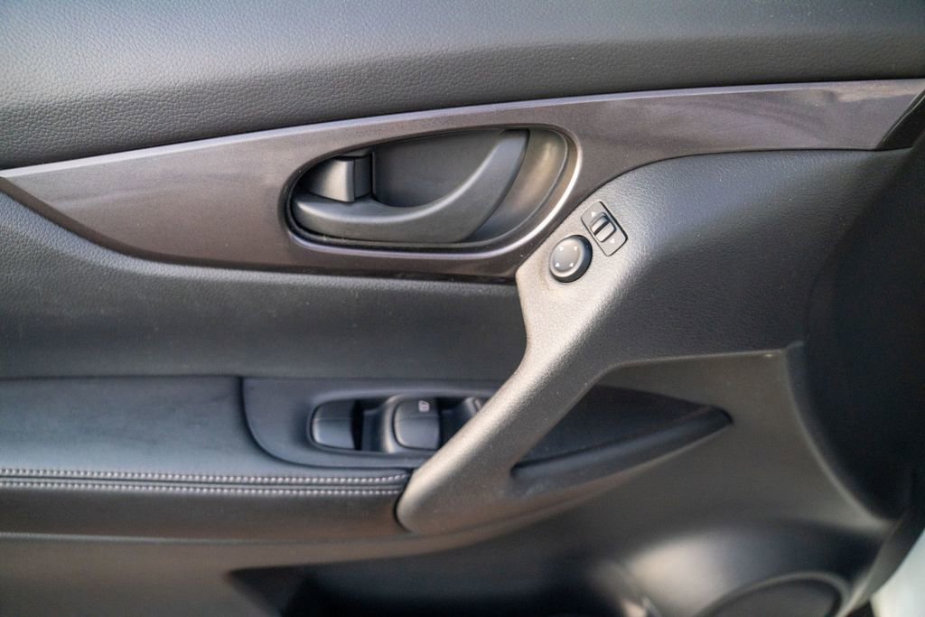 Used 2019 Nissan Rogue SV image 17