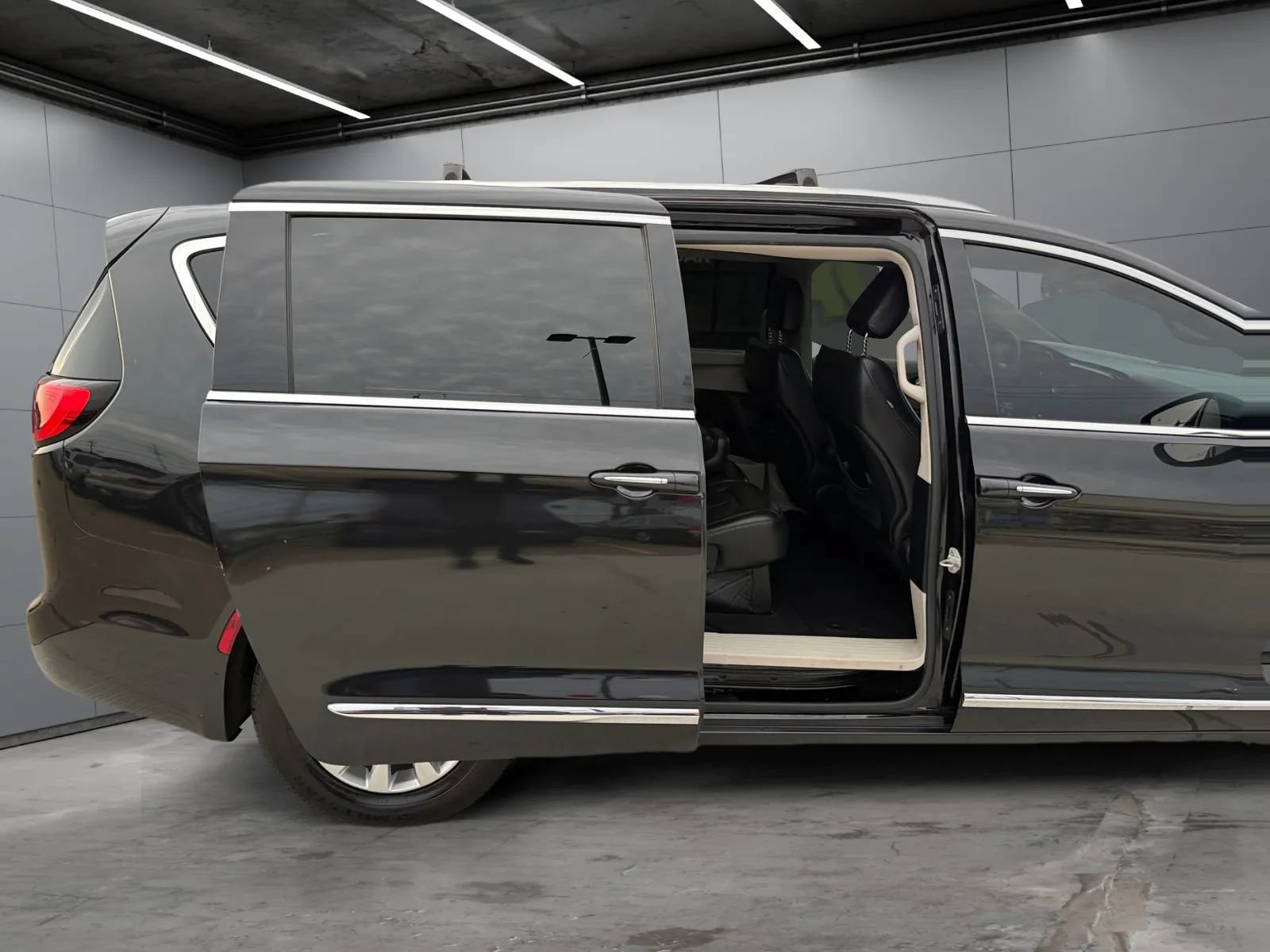 Used 2019 Chrysler Pacifica Touring-L FWD image 21
