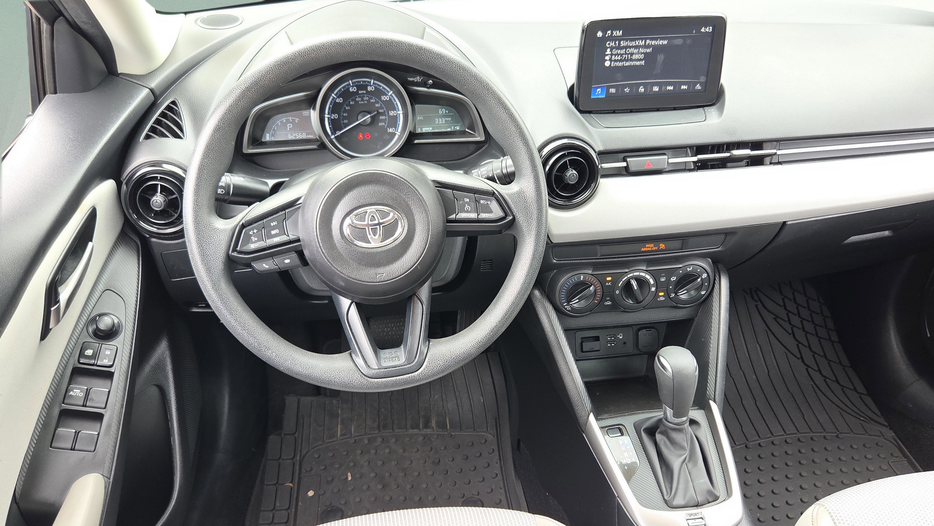 Used 2020 Toyota Yaris L image 13