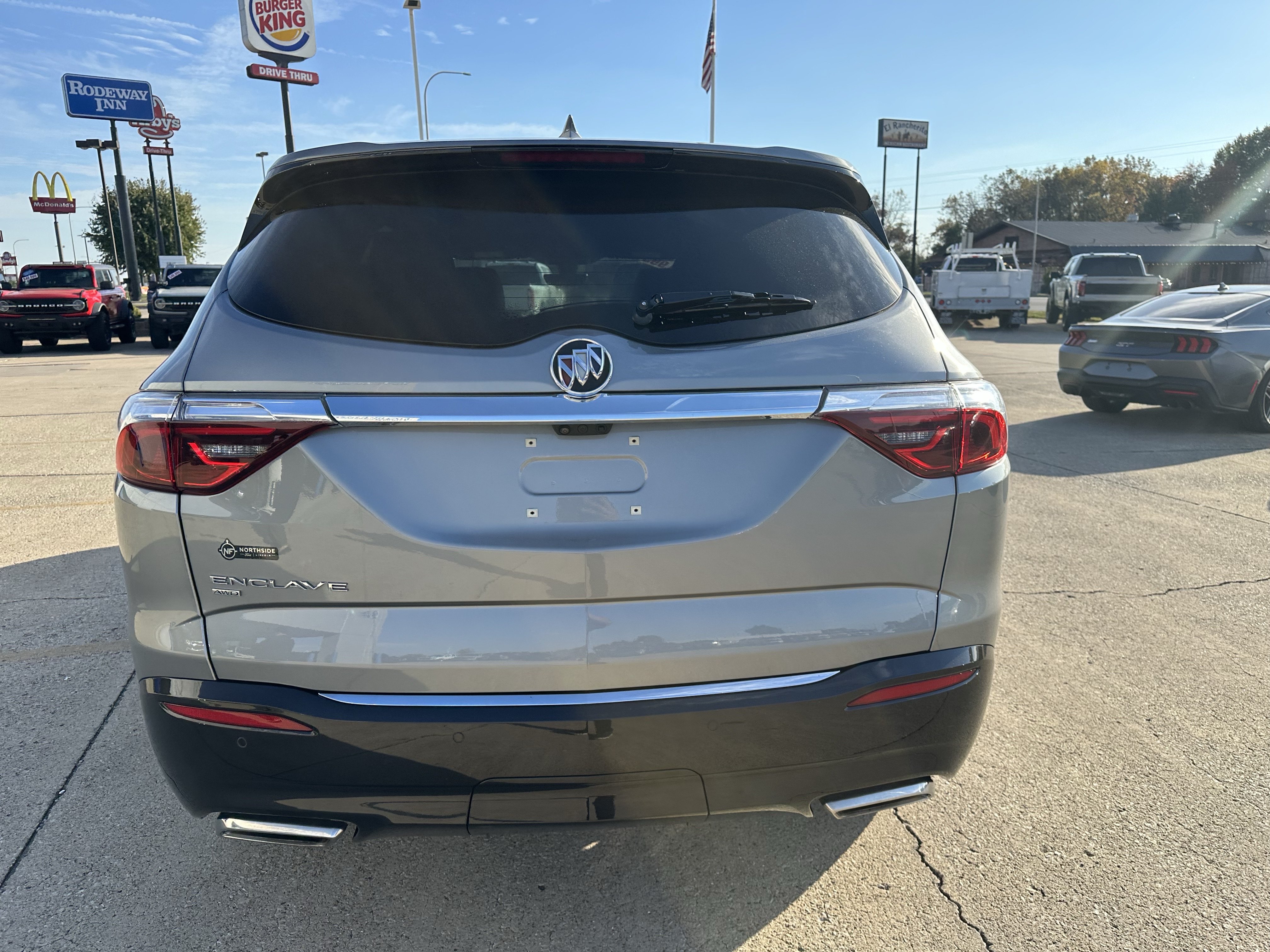Used 2023 Buick Enclave Premium w/ Experience Buick Package AWD/4WD image 3