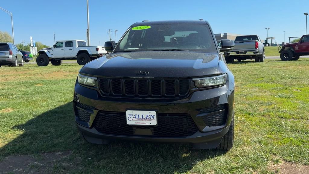 Used 2023 Jeep Grand Cherokee Altitude AWD/4WD image 2