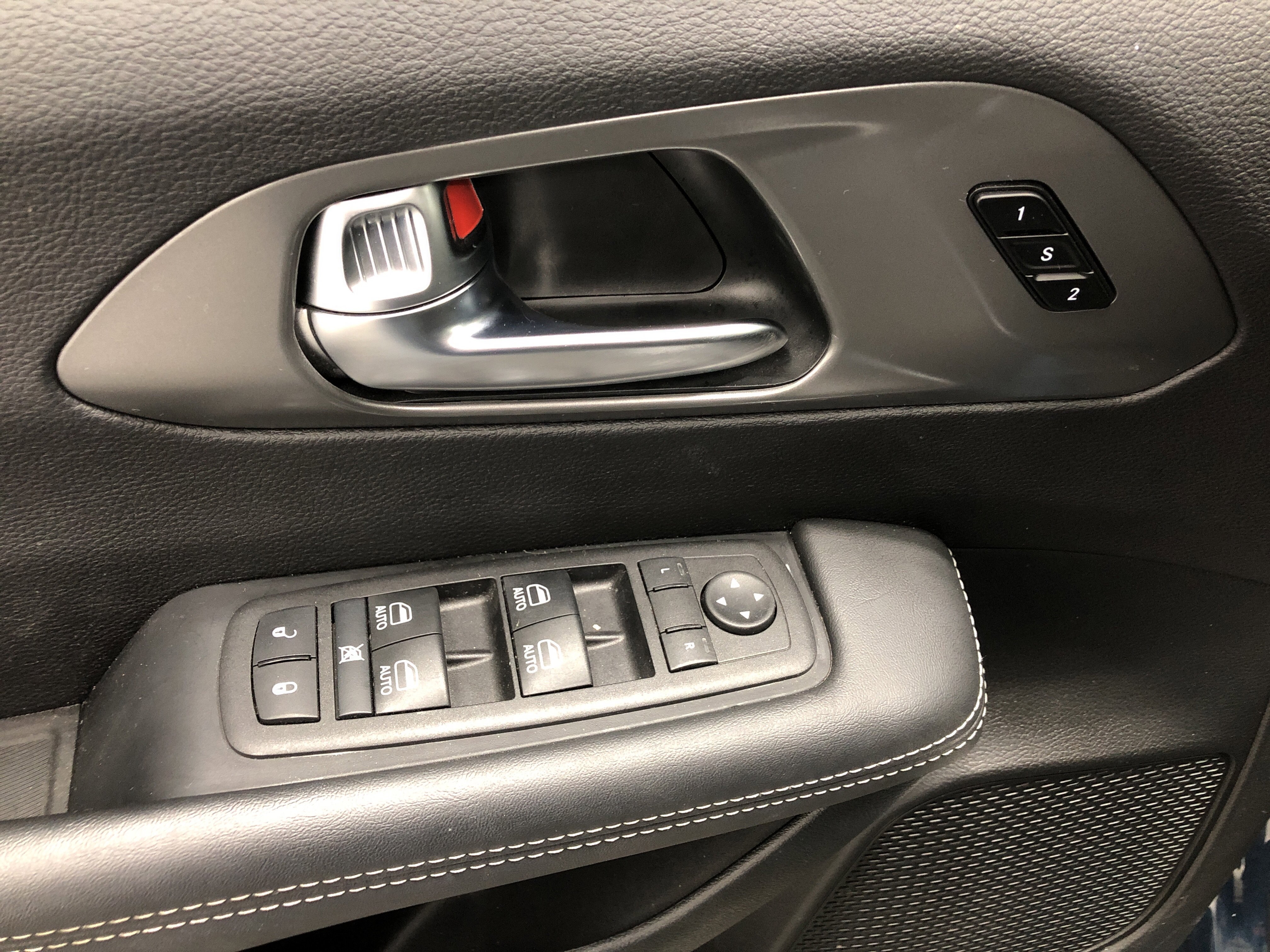 Certified 2025 Chrysler Pacifica Select w/ Uconnect Theater Family Group FWD image 18