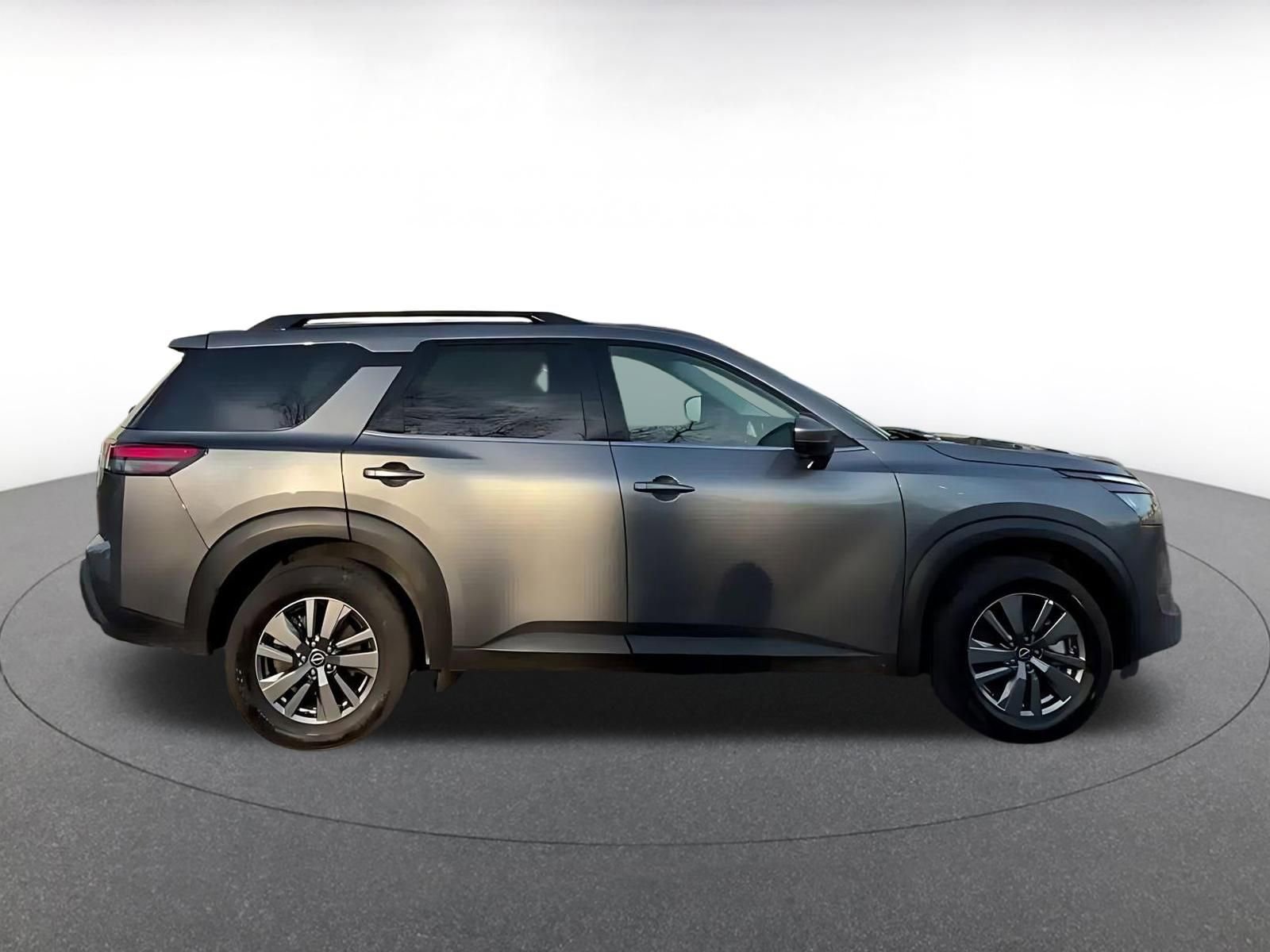 Used 2025 Nissan Pathfinder SV image 16