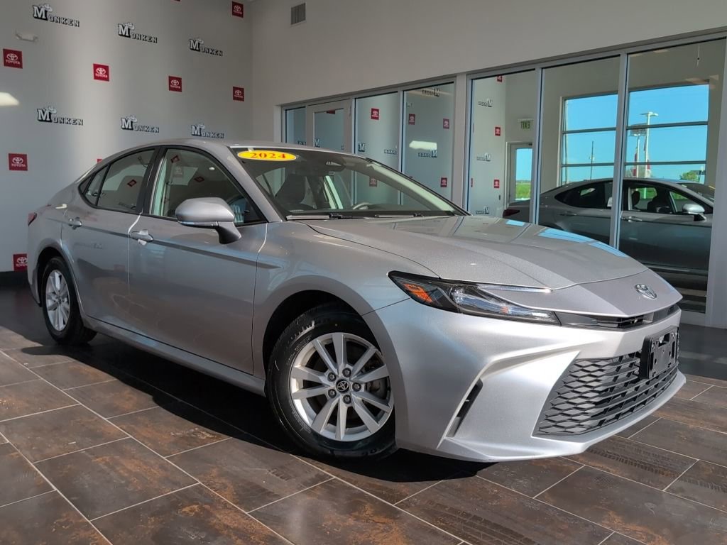 Used 2025 Toyota Camry LE FWD image 2