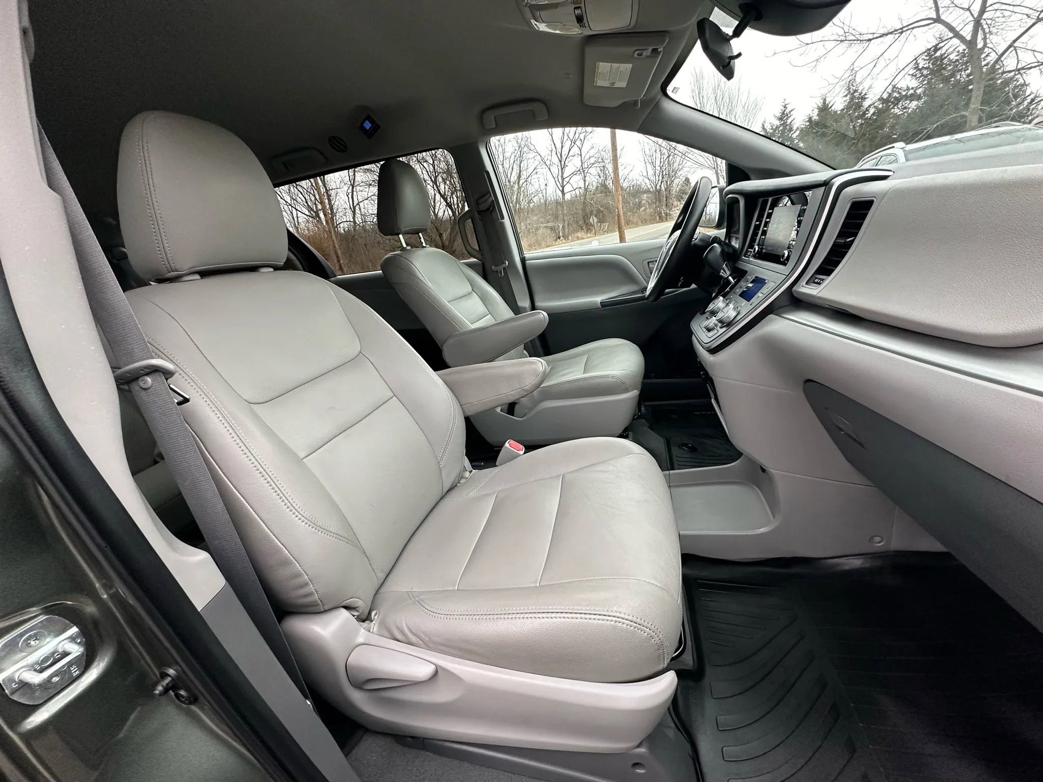 Used 2020 Toyota Sienna L image 15