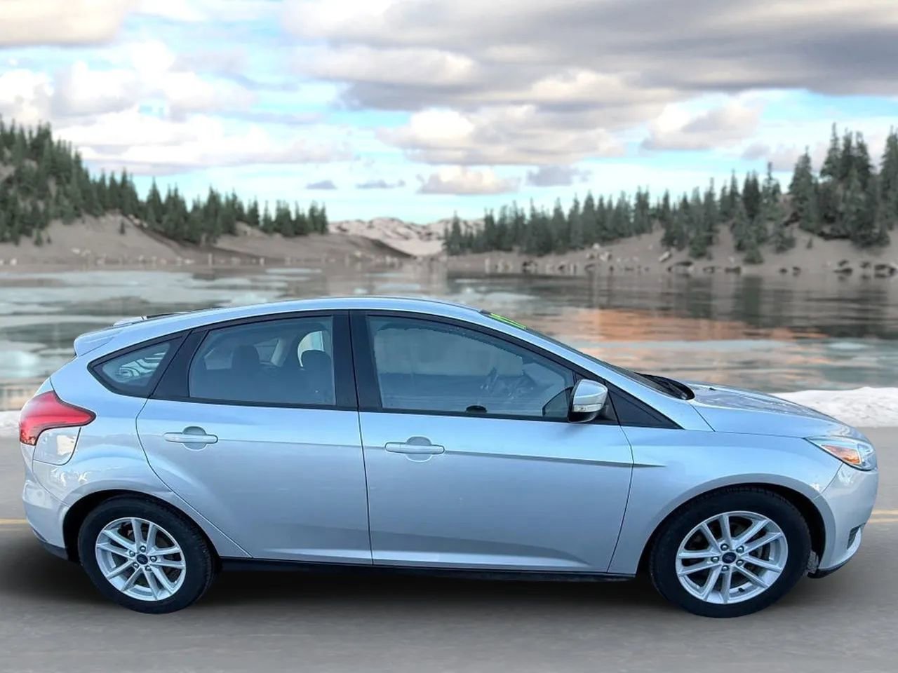 Used 2017 Ford Focus SE FWD image 2