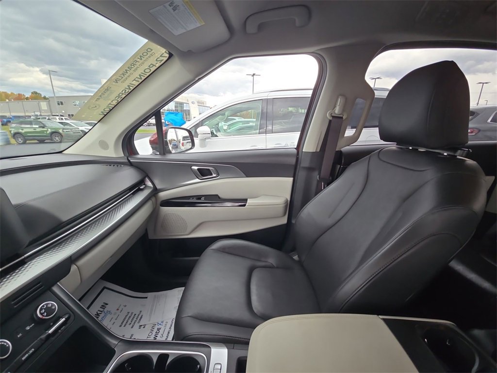 Used 2023 Kia Carnival LX image 13