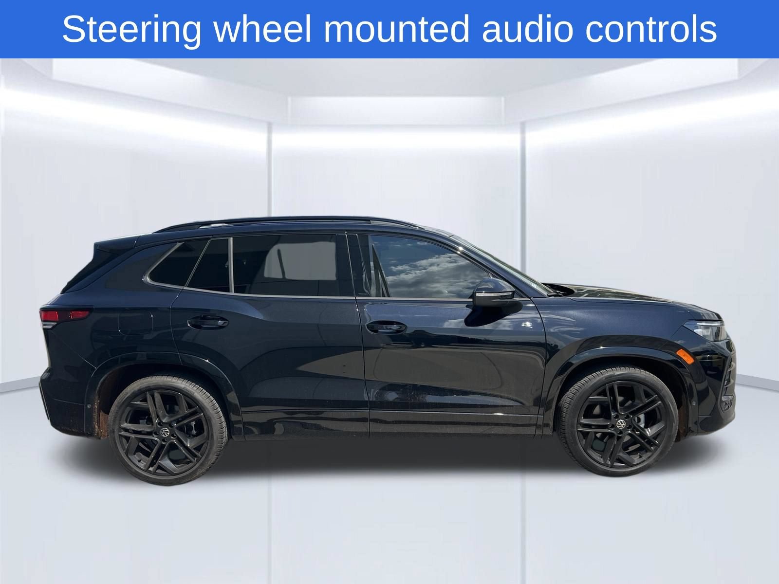 Certified 2026 Volkswagen Tiguan SE R-Line FWD image 4